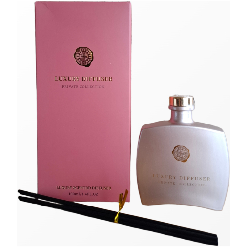namu-kvapas-luxury-diffuser-addict-100ml Namų kvapas su lazdelėmis Luxury Diffuser Private Collection Addict 100ml pakuotė ir buteliukas