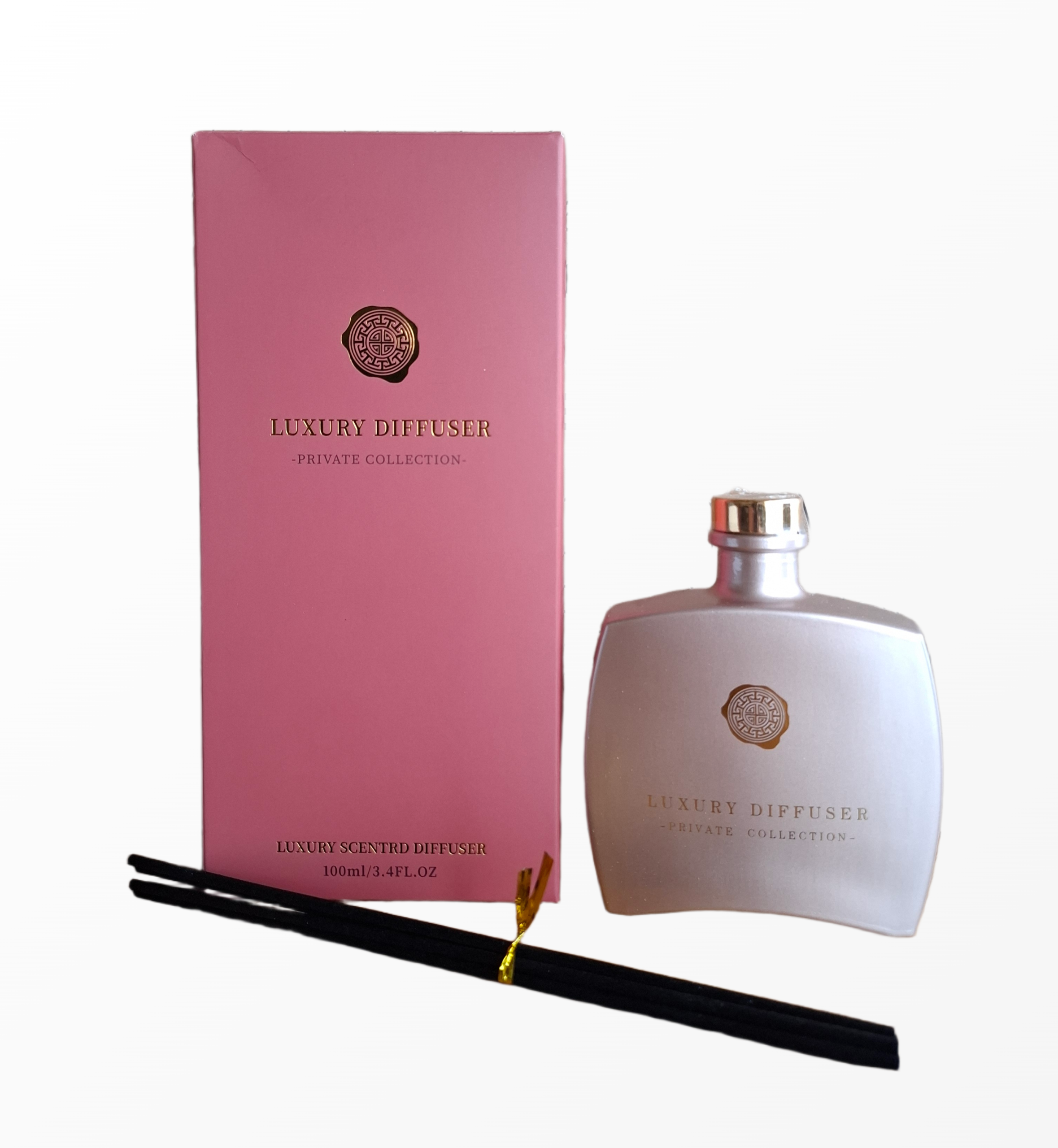 namu-kvapas-luxury-diffuser-addict-100ml Namų kvapas su lazdelėmis Luxury Diffuser Private Collection Addict 100ml pakuotė ir buteliukas