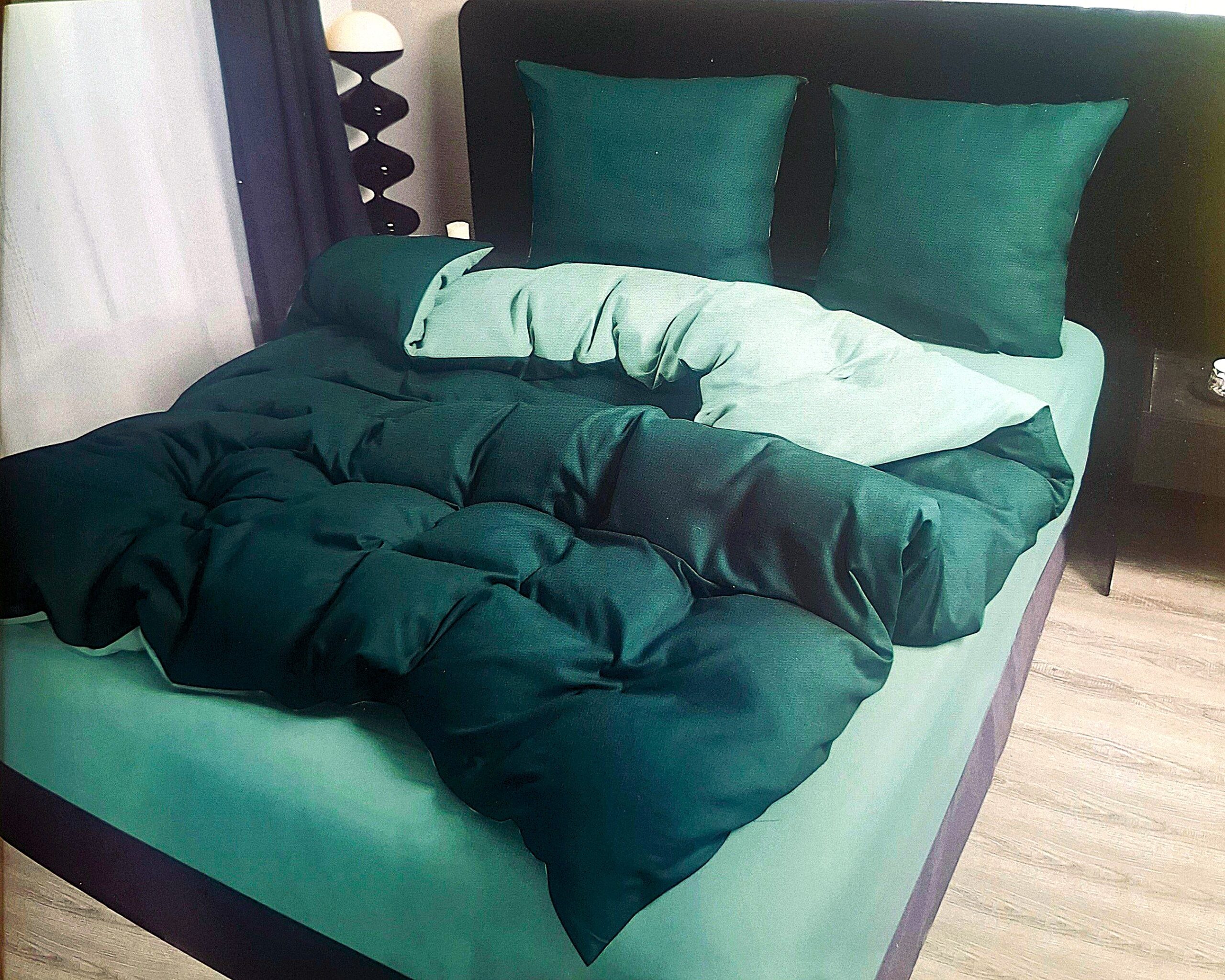 Dvipusis tamsiai žalios ir šviesiai žalios spalvos FILROW patalynės komplektas 200x220 cm ant lovos