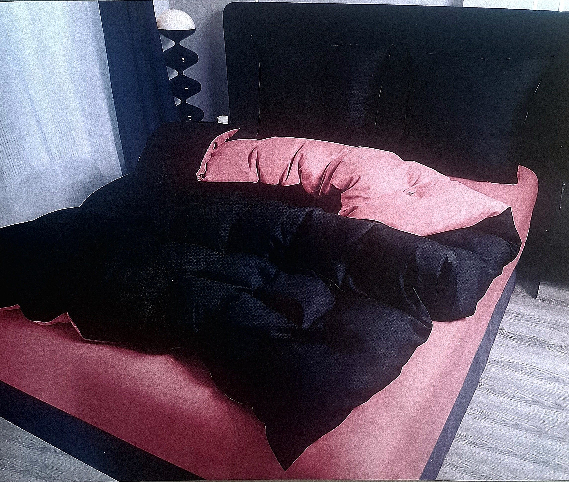 Dvipusis juodos ir rožinės spalvos FILROW patalynės komplektas 200x220 cm ant lovos