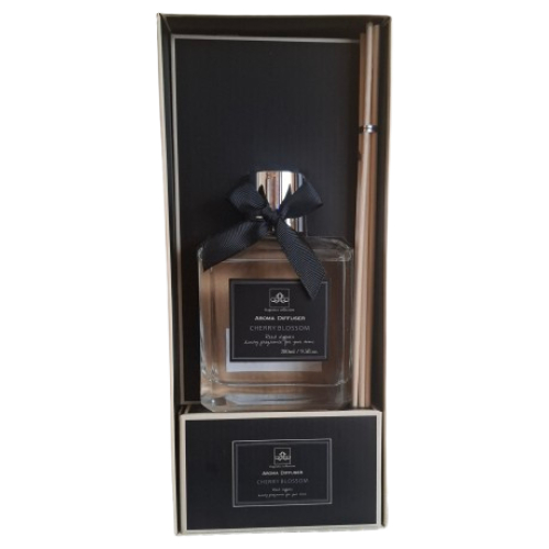 namu-kvapas-su-lazdelemis-fragrance-collection-cherry-blossom-280ml.jpg Prabangus vyšnių žiedų namų kvapas su lazdelėmis stikliniame buteliuke su juodu kaspinu