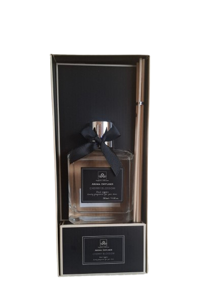 namu-kvapas-su-lazdelemis-fragrance-collection-cherry-blossom-280ml.jpg Prabangus vyšnių žiedų namų kvapas su lazdelėmis stikliniame buteliuke su juodu kaspinu